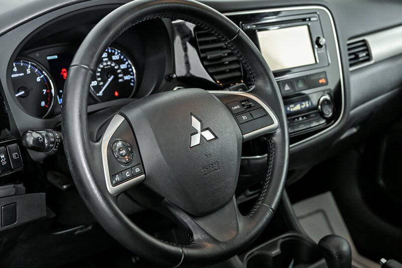 Used 2015 Mitsubishi Outlander SE AWD/4WD image 18