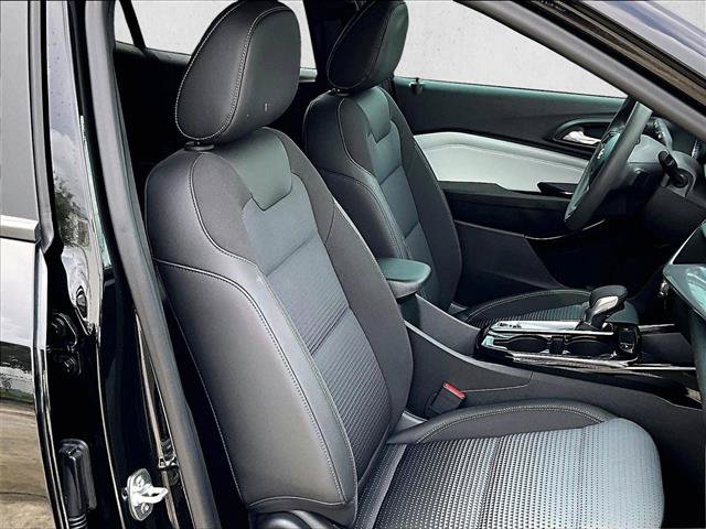 Used 2025 Chevrolet Trax LT FWD image 9