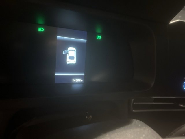 Used 2025 Hyundai Elantra SE image 2