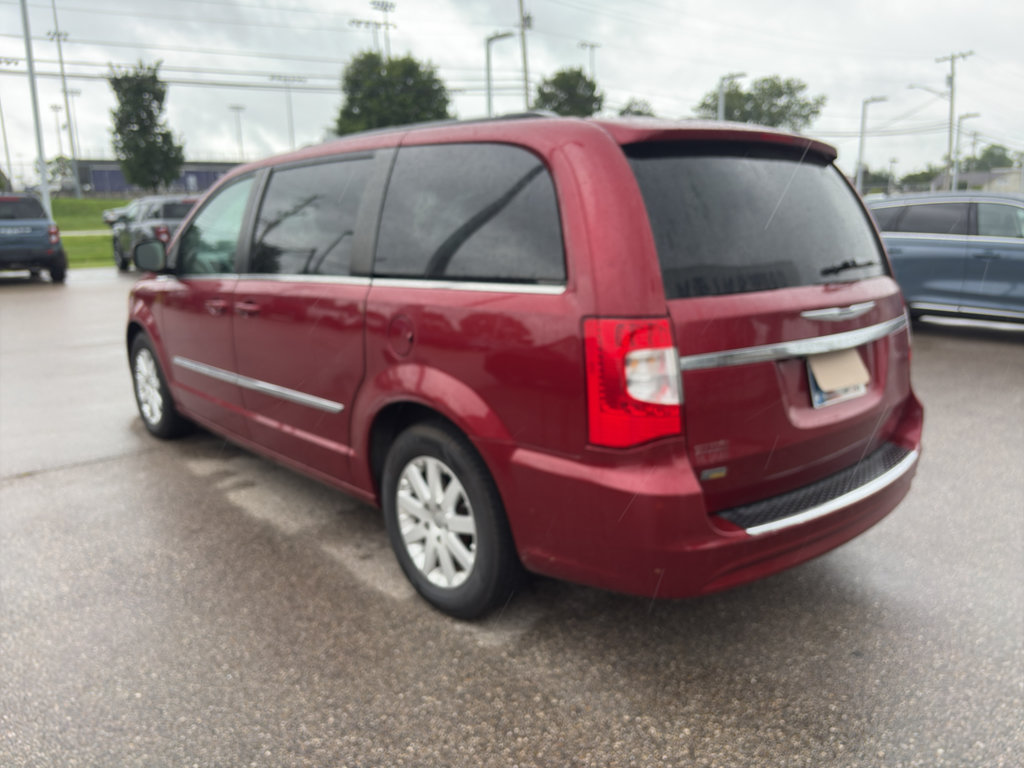 Used 2014 Chrysler Town & Country Touring FWD image 8