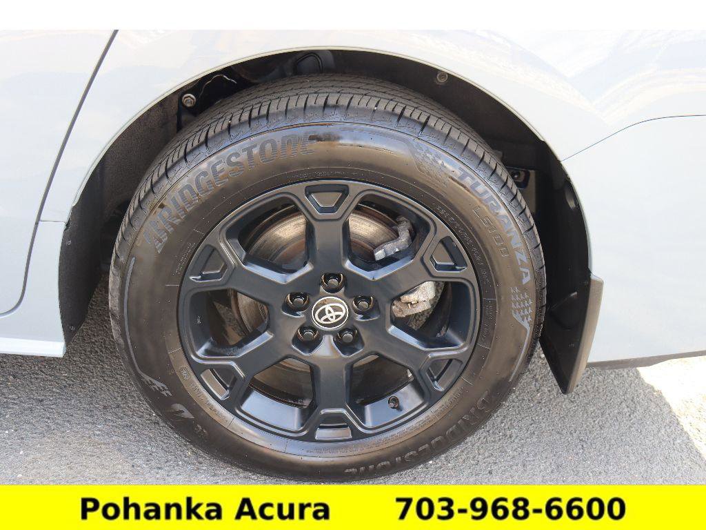 Used 2025 Toyota Sienna XLE Woodland Edition image 32