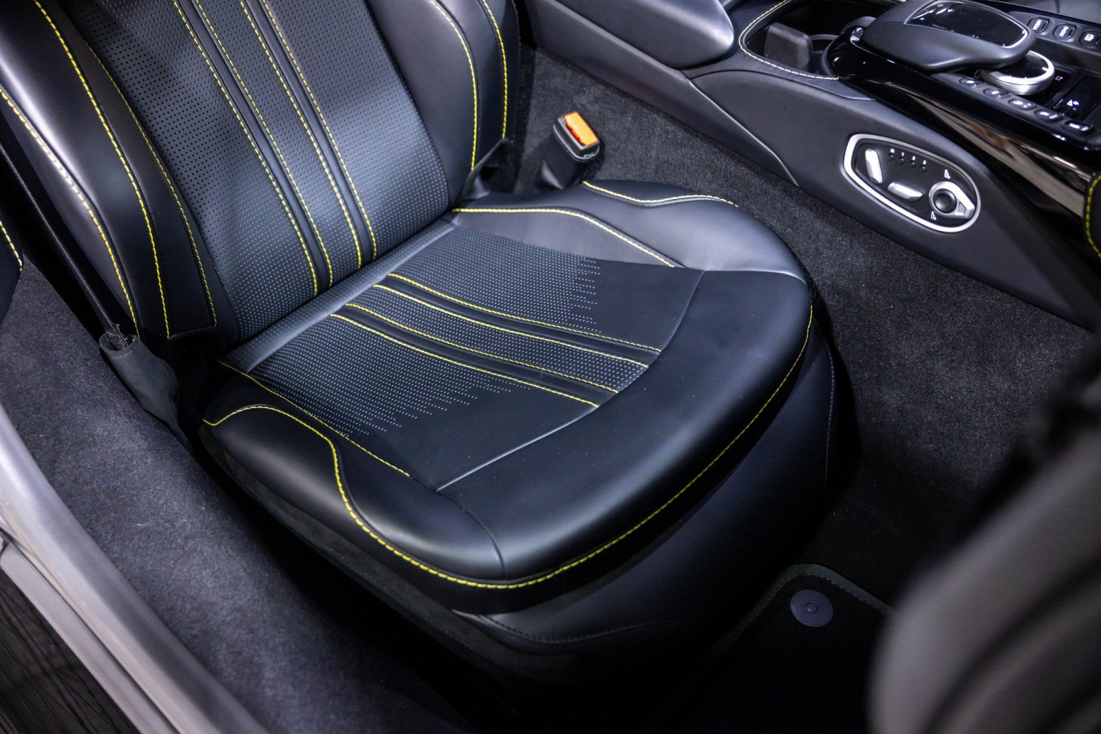 Used 2022 Aston Martin V8 Vantage Coupe RWD image 30
