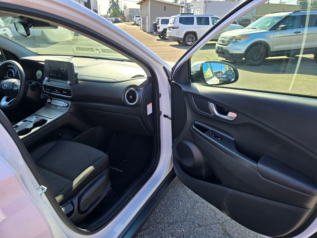 Used 2023 Hyundai Kona SE w/ Cargo Package image 10