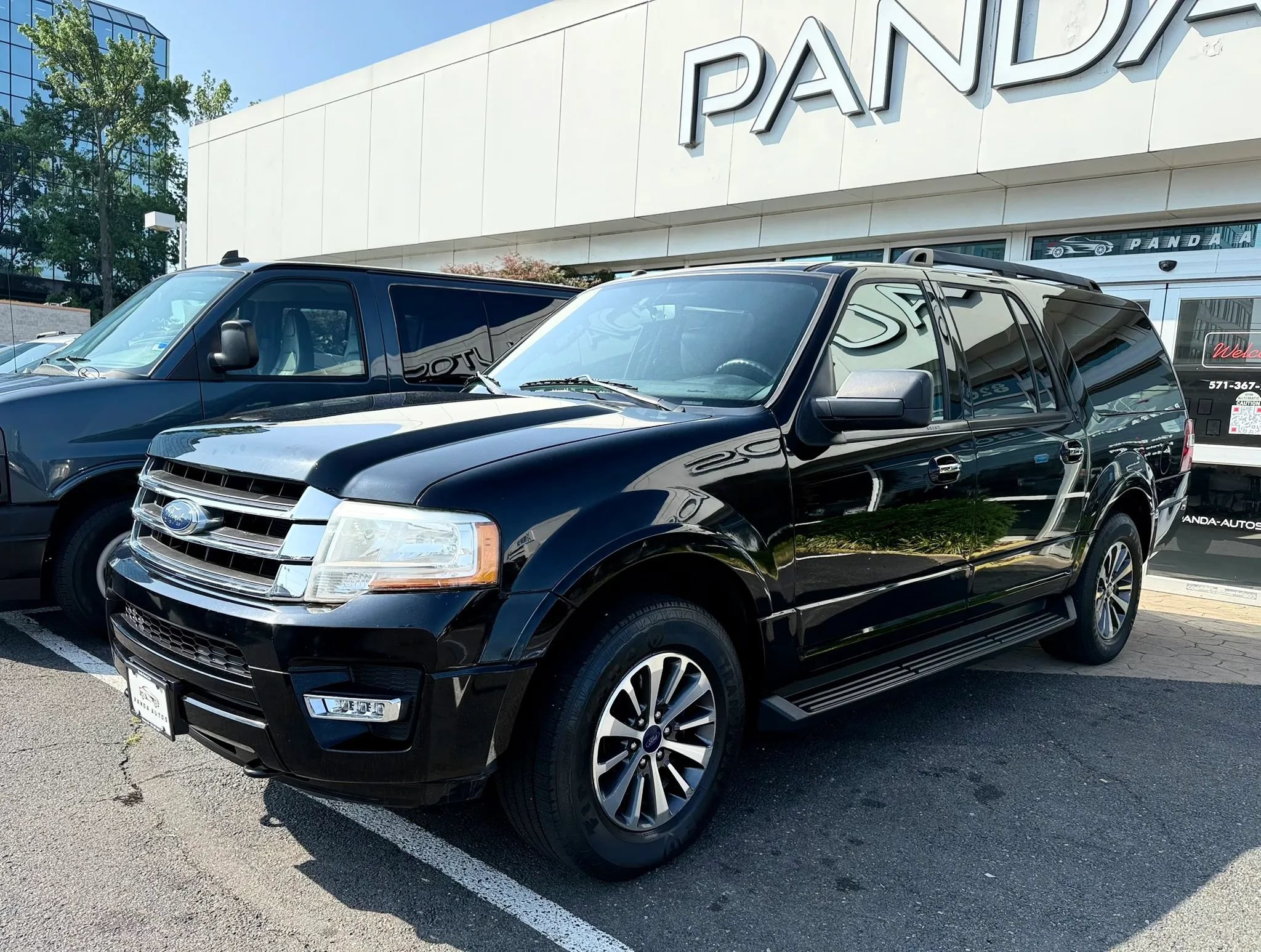 Used 2016 Ford Expedition EL XLT w/ Equipment Group 201A AWD/4WD image 3