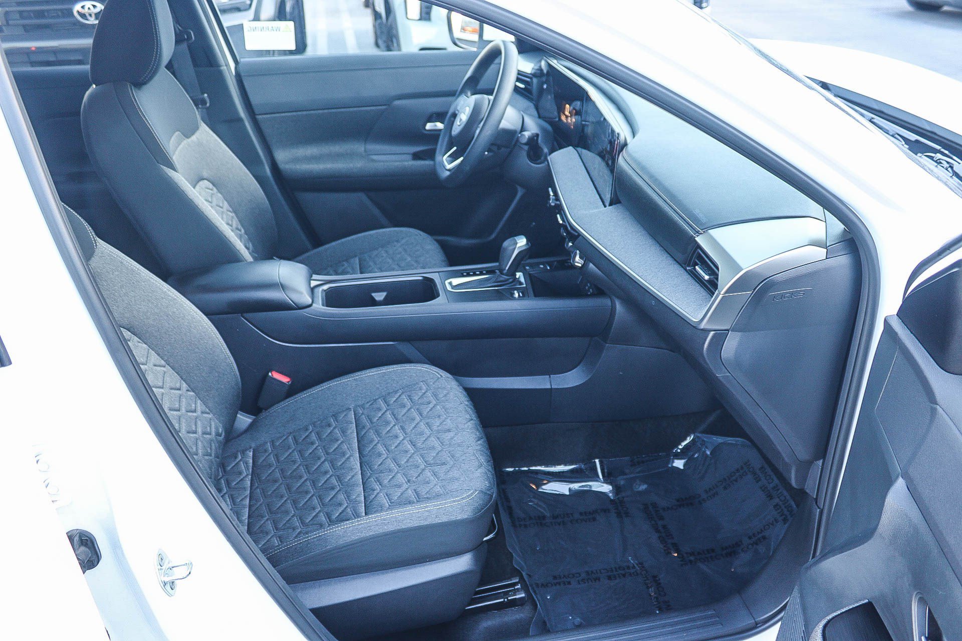 Used 2025 Nissan Kicks SV w/ Charging Package FWD image 17