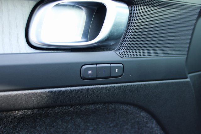 Used 2025 Volvo XC40 B5 Plus image 12