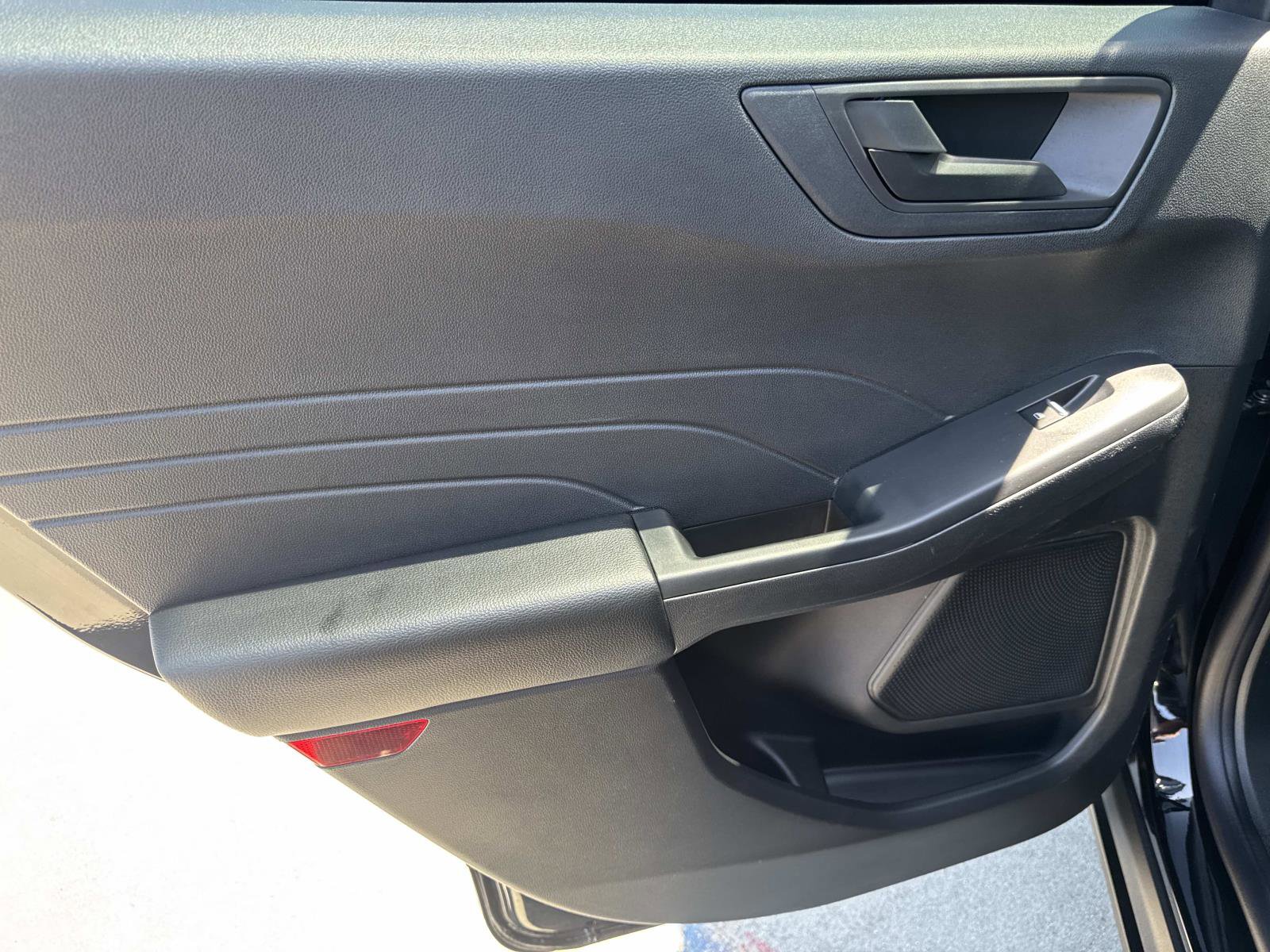 Used 2022 Ford Escape SE w/ SE Sport Appearance Package image 9