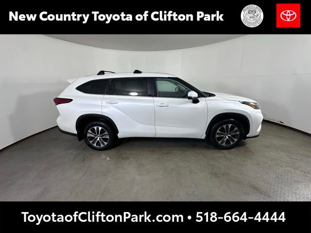 Used 2023 Toyota Highlander XLE image 2