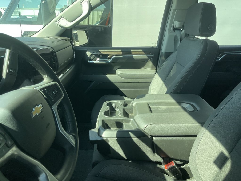 Used 2025 Chevrolet Silverado 1500 LT AWD/4WD image 4