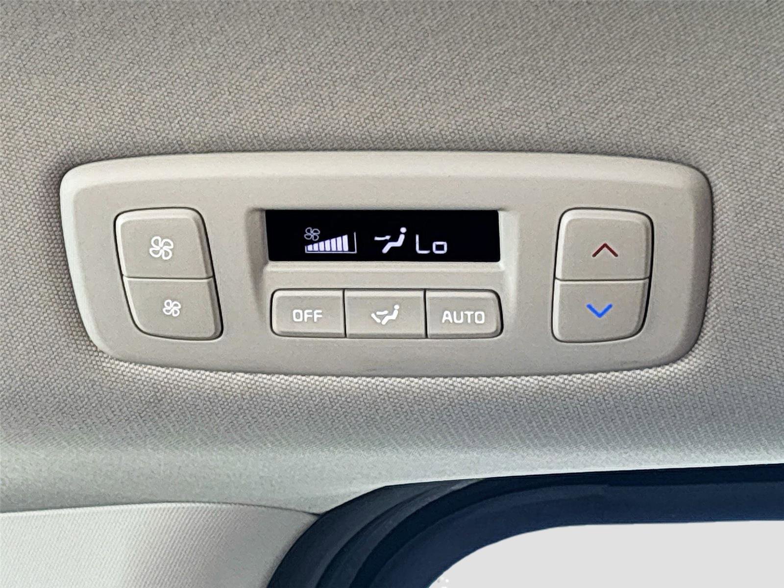 Used 2025 Kia Carnival image 25