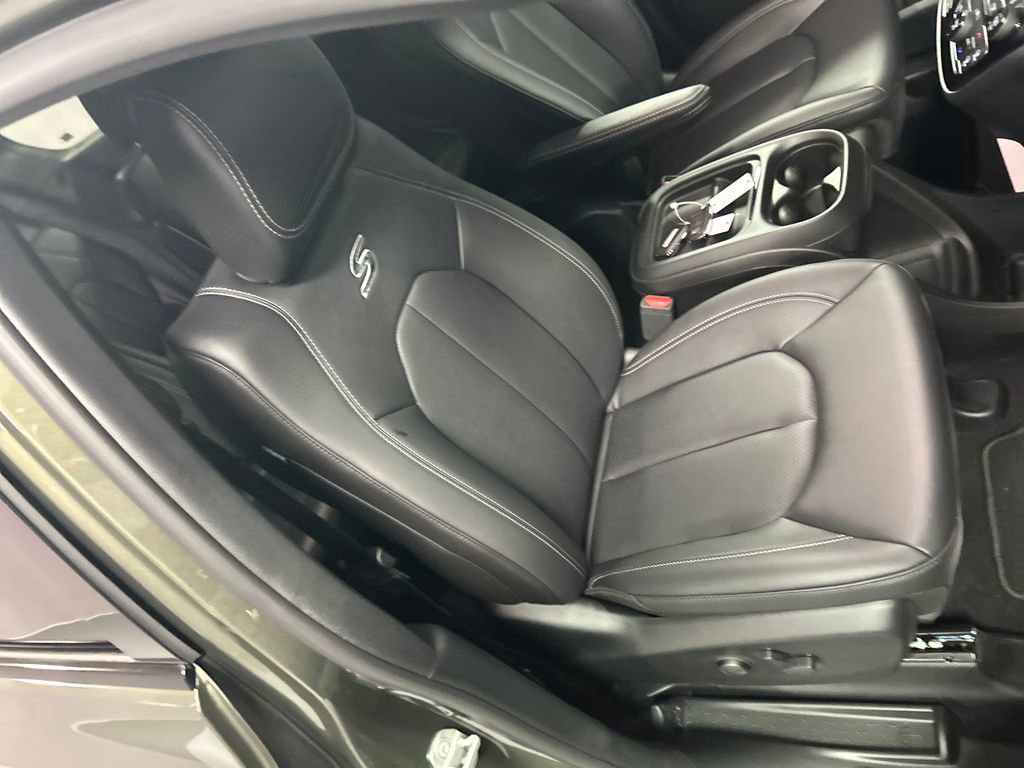 New 2027 Chrysler Pacifica Select FWD image 24