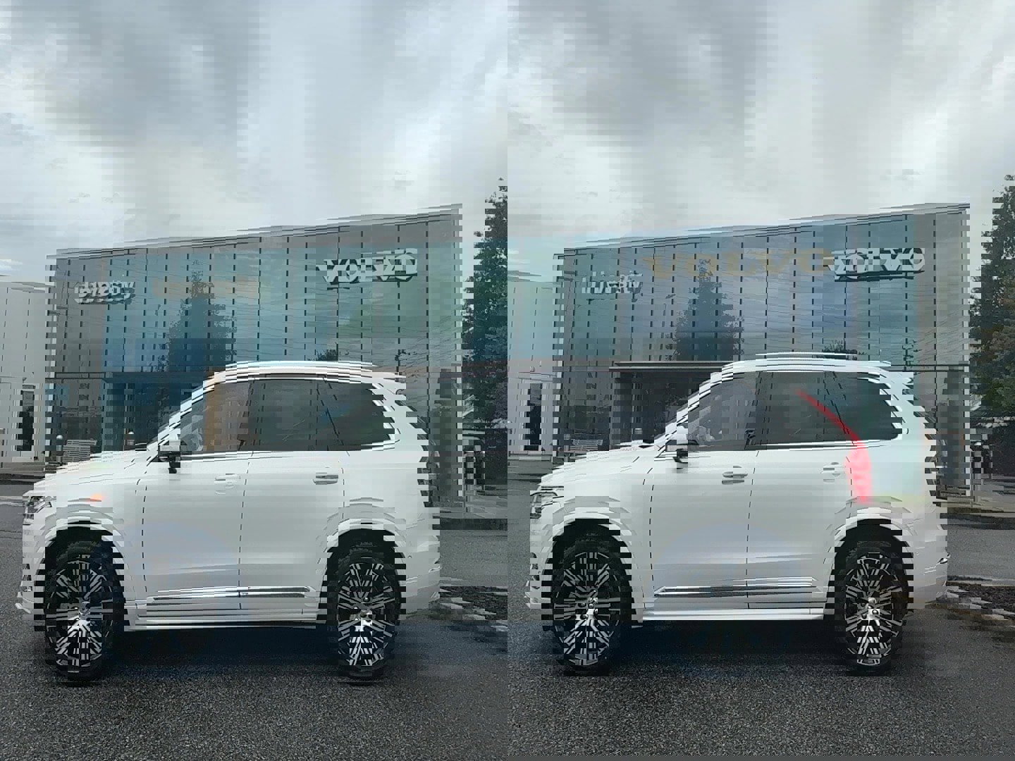 Certified 2024 Volvo XC90 B5 Plus w/ Protection Package Premier image 1