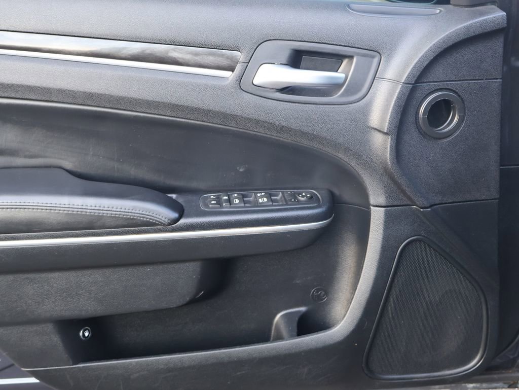 Used 2016 Chrysler 300 Limited image 19