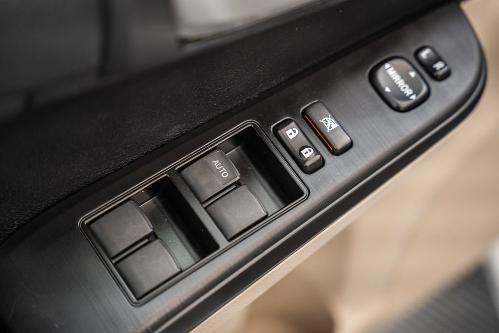 Used 2012 Toyota Camry LE FWD image 33