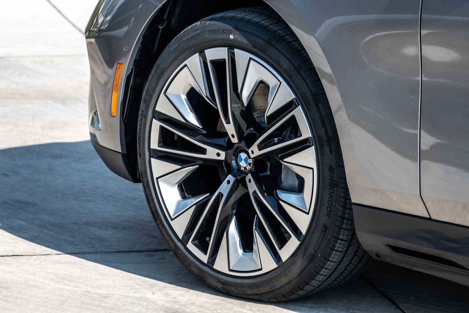 Certified 2026 BMW i5 eDrive40 w/ Executive Package RWD image 35