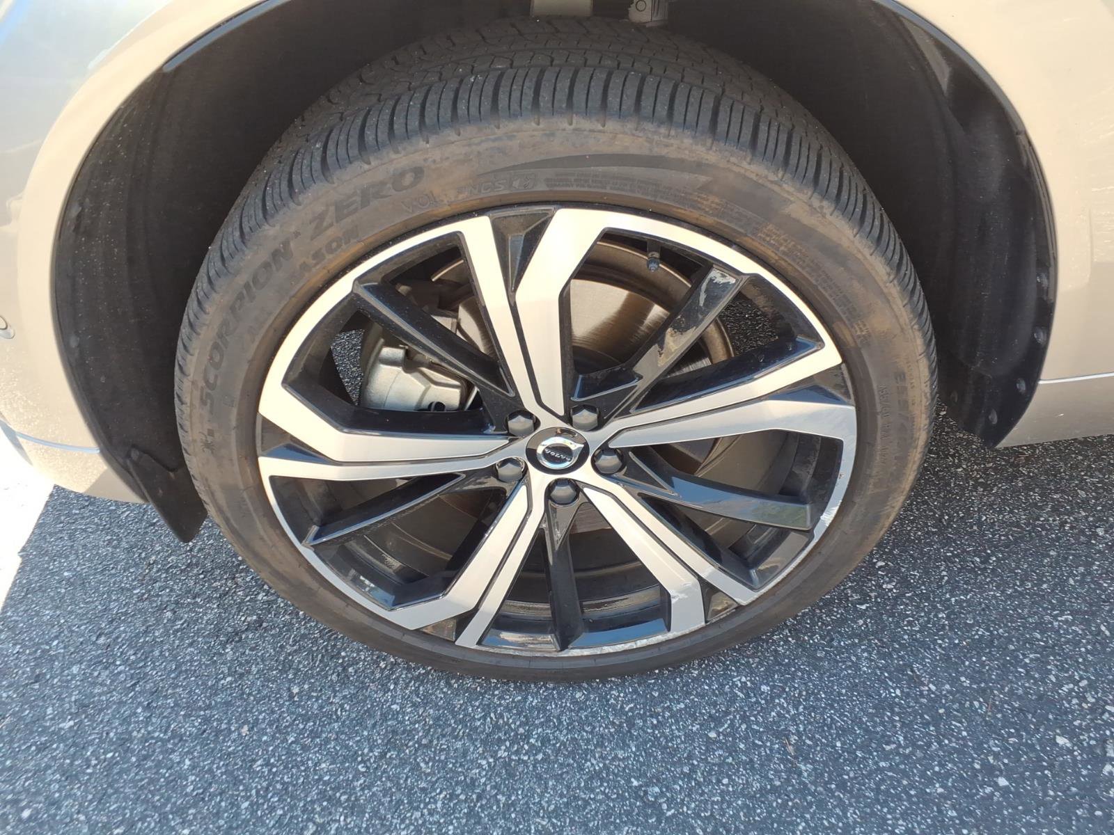 Used 2024 Volvo XC60 B5 Ultimate w/ Protection Package Premier image 11