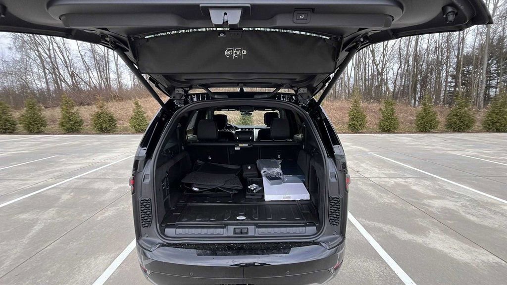New 2024 Land Rover Discovery Dynamic SE image 19