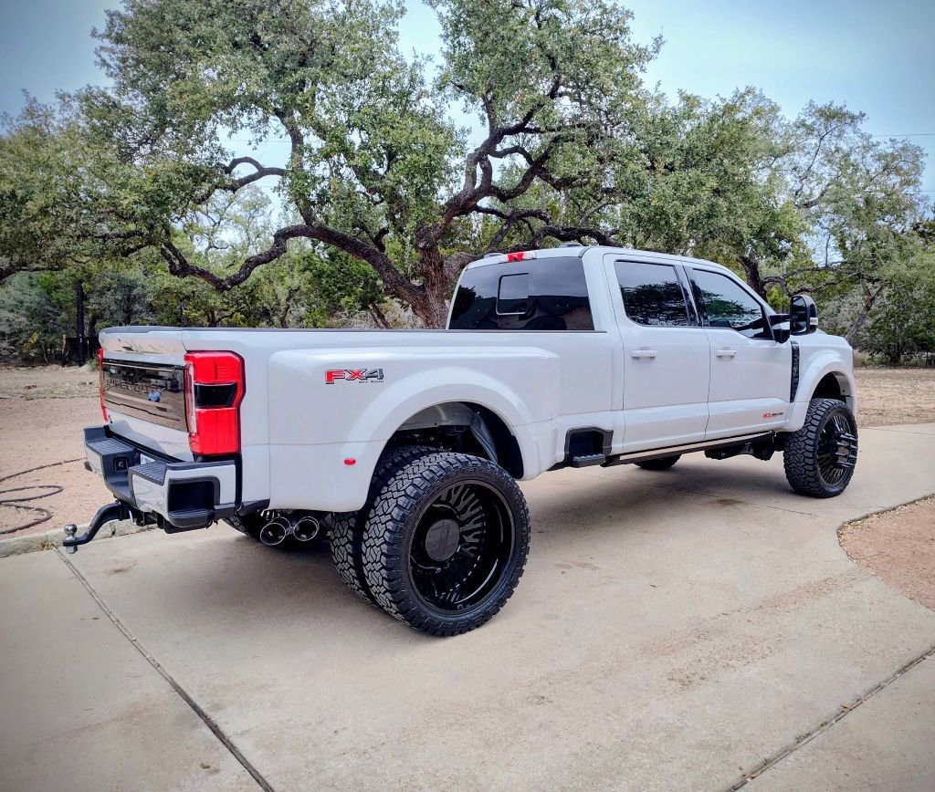 Used 2025 Ford F450 Platinum w/ FX4 Off-Road Package image 2