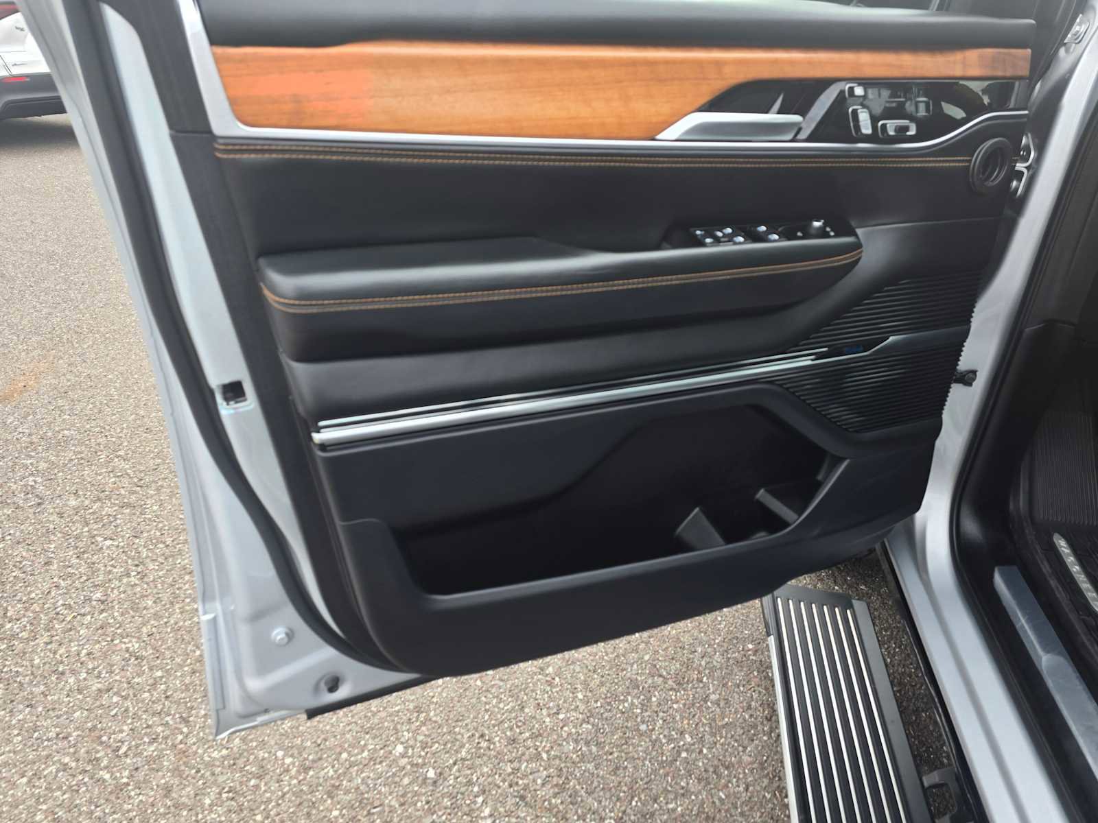 Used 2024 Jeep Grand Wagoneer L Series III image 26