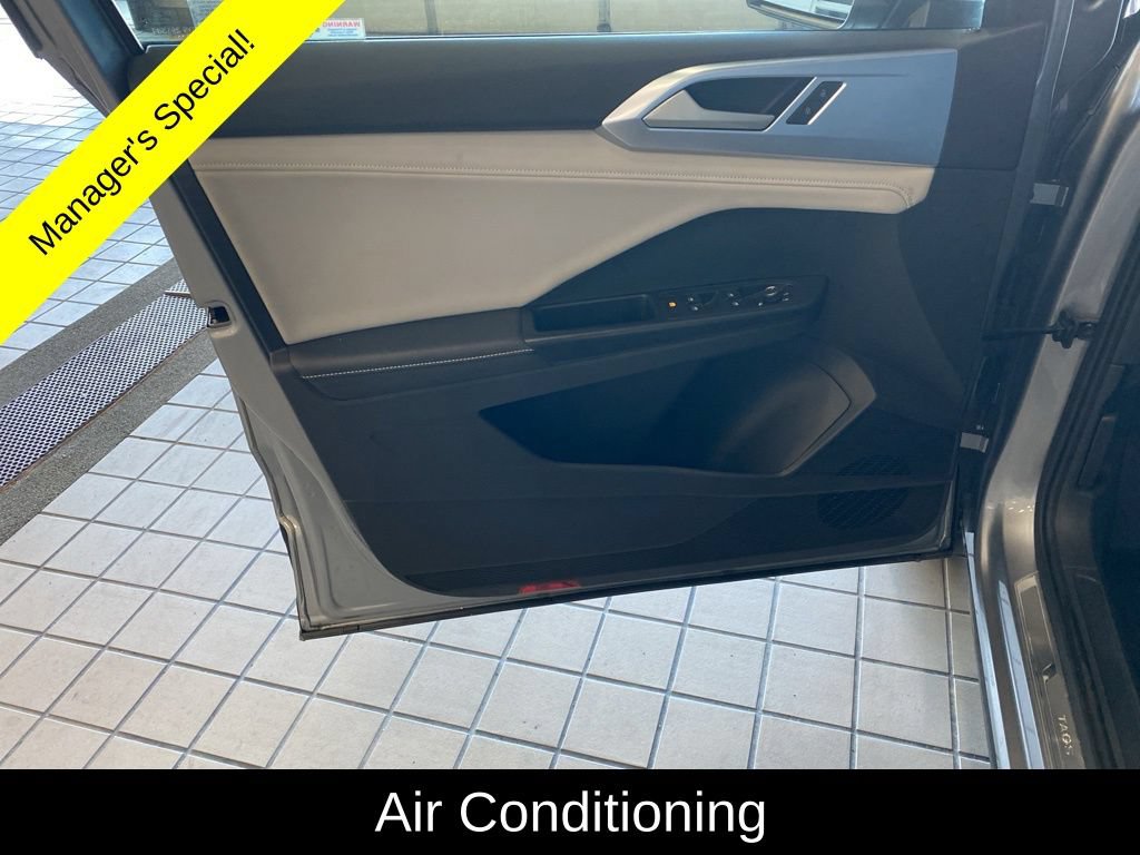 Used 2025 Volkswagen Taos SE AWD/4WD image 9