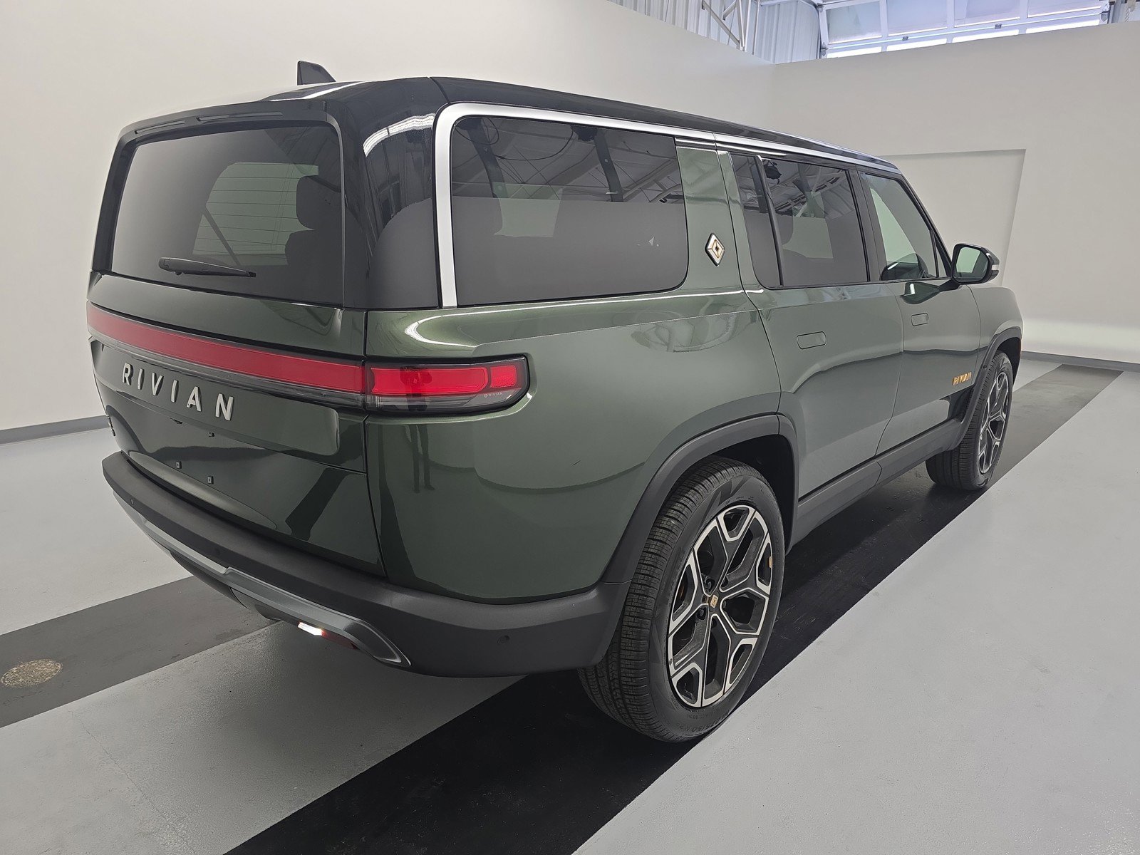 Used 2024 Rivian R1S Adventure AWD/4WD image 5