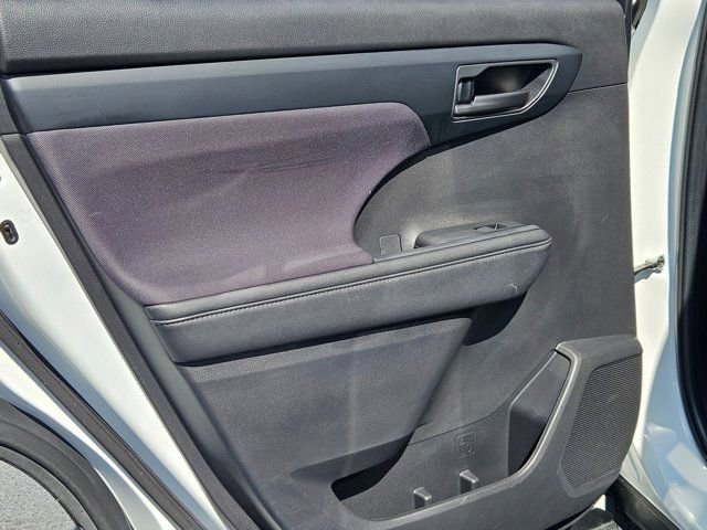 Used 2024 Toyota Highlander LE image 24