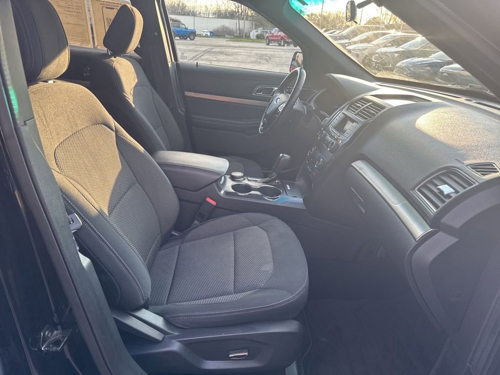 Used 2018 Ford Explorer XLT image 31
