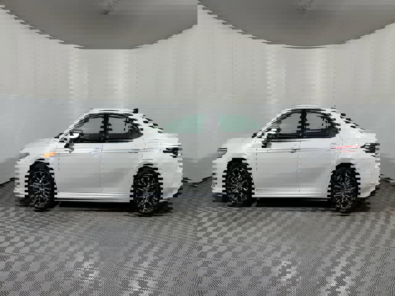 Used 2024 Toyota Camry XLE w/ Navigation Package image 4