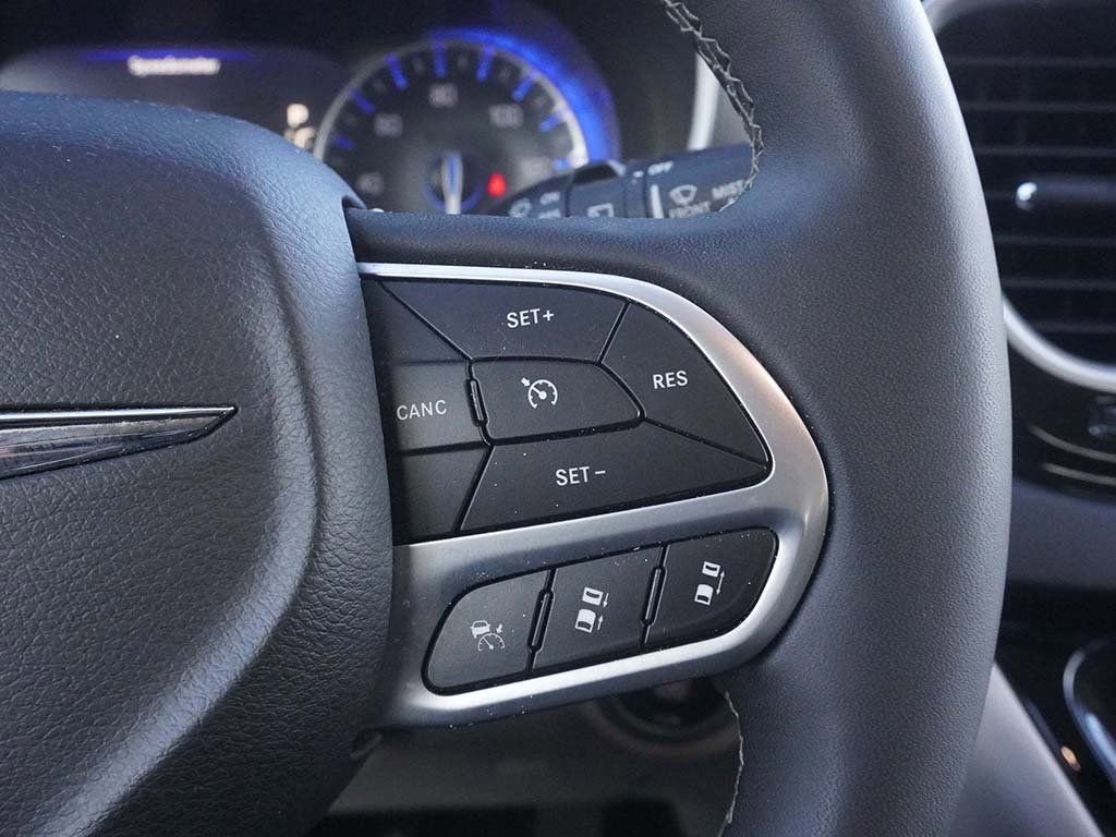 Used 2023 Chrysler Pacifica Touring-L image 39