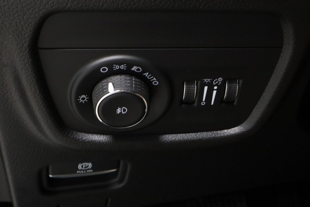 Used 2023 Jeep Grand Cherokee Limited w/ Black Appearance Package image 27