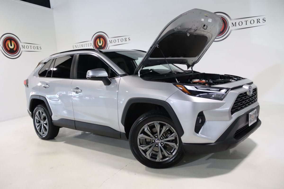 Used 2022 Toyota RAV4 XLE Premium AWD/4WD image 26