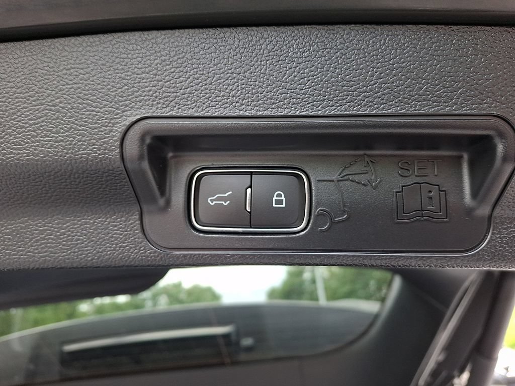 Used 2023 Ford Explorer Limited w/ Equipment Group 301A AWD/4WD image 31