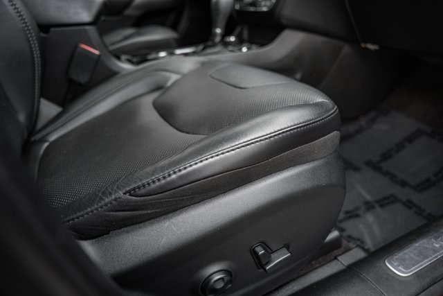 Used 2019 Jeep Cherokee Limited image 35