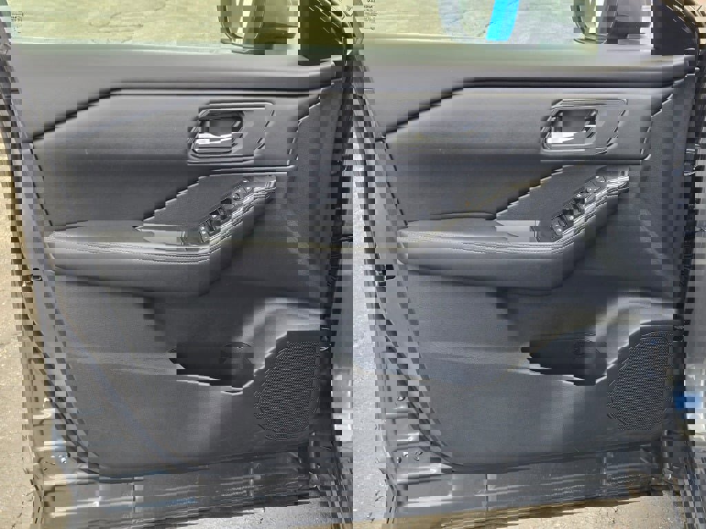 Used 2025 Nissan Rogue SV FWD image 20