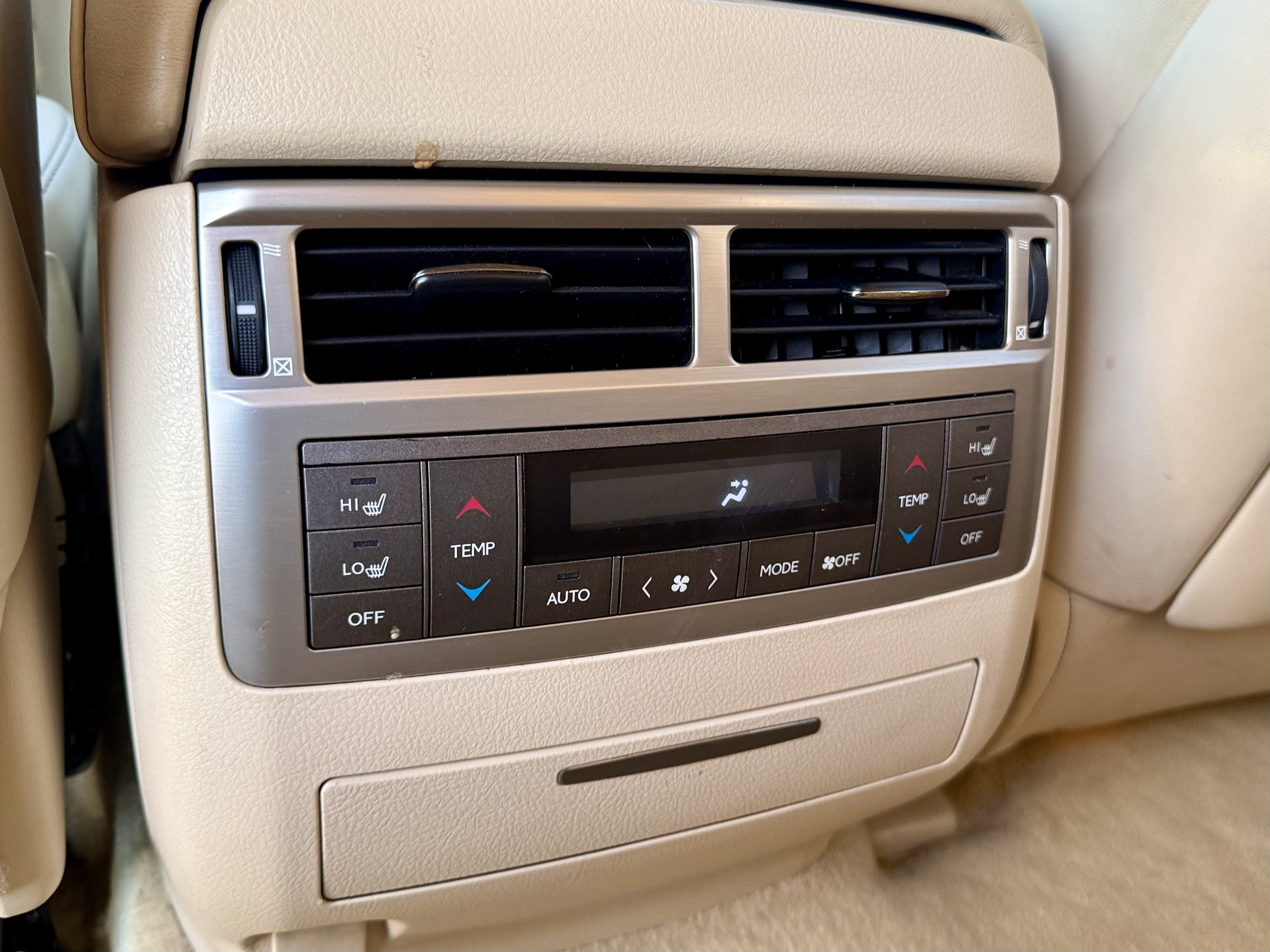 Used 2013 Lexus LX 570 4WD w/ Luxury Pkg image 33