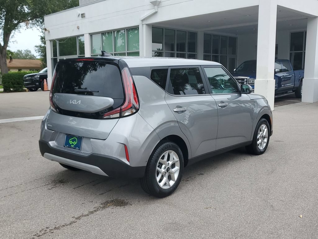 Used 2023 Kia Soul LX w/ LX Technology Package FWD image 5