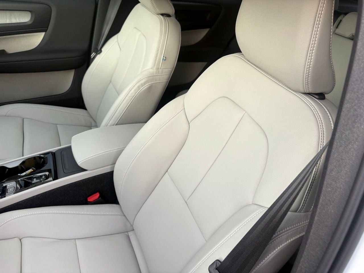 New 2026 Volvo XC40 B5 Plus w/ Protection Package Premier image 19
