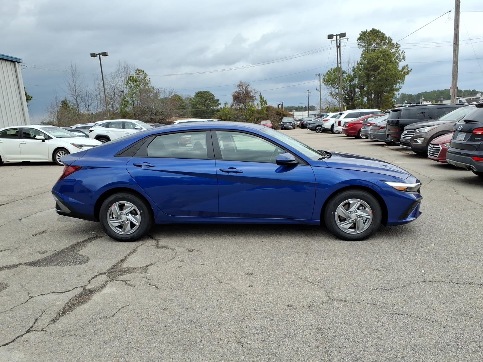 New 2026 Hyundai Elantra SE FWD image 2