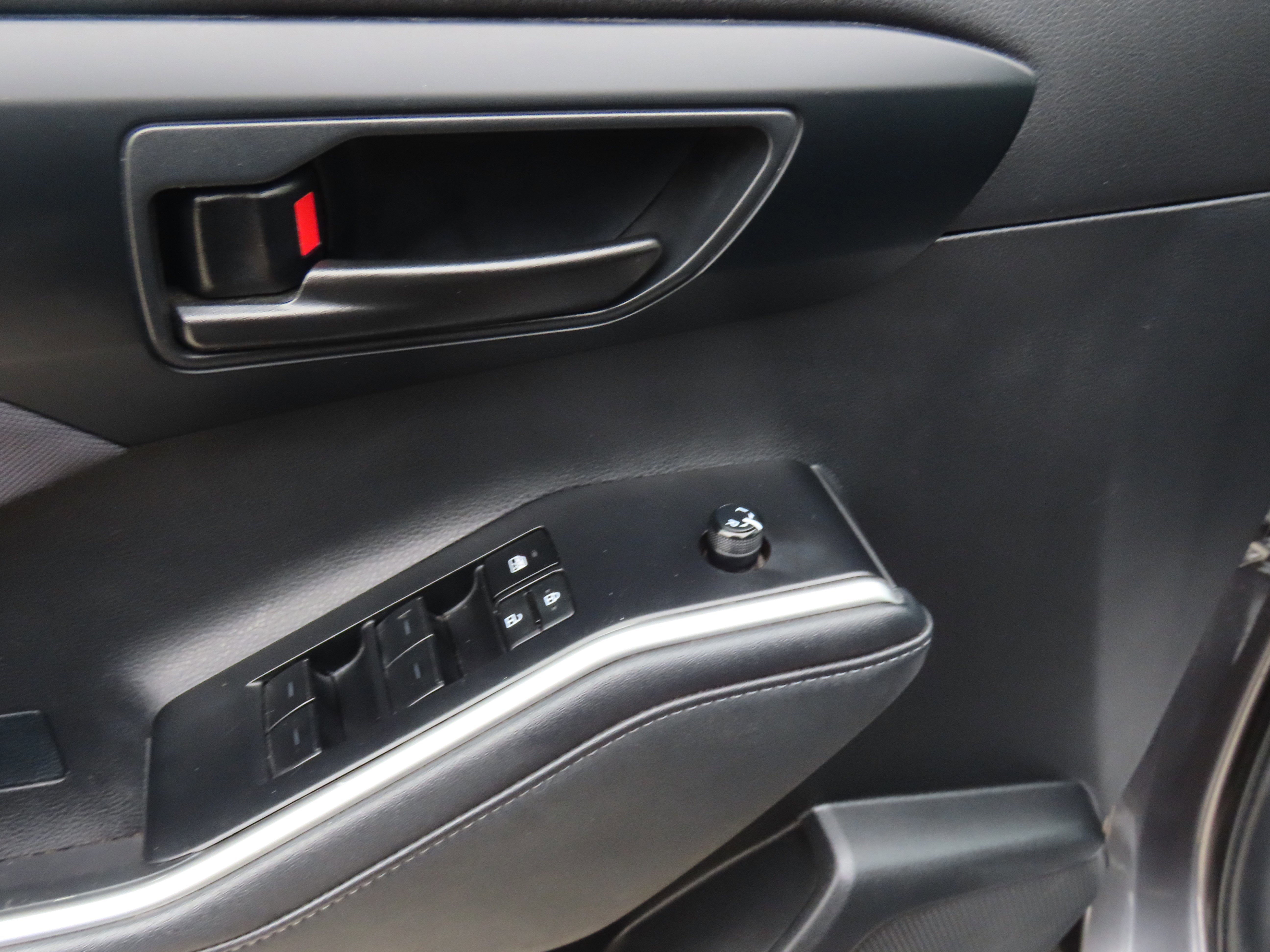 Used 2024 Toyota Highlander LE image 24