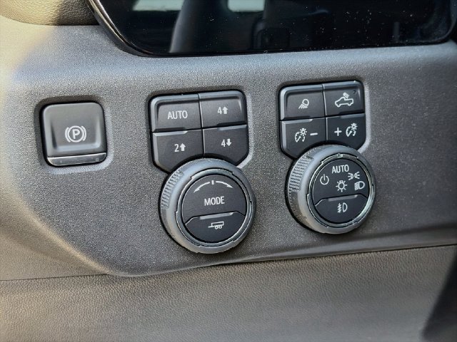 Used 2025 Chevrolet Silverado 1500 LT Trail Boss w/ Convenience Package II AWD/4WD image 9