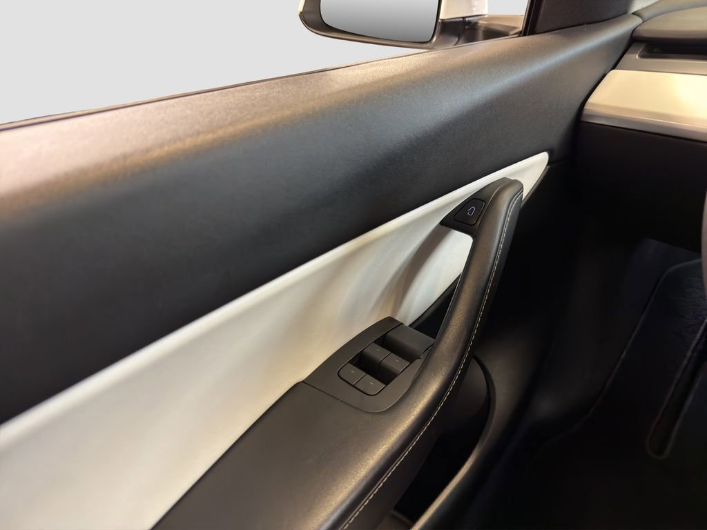 Used 2022 Tesla Model Y Long Range AWD/4WD image 26
