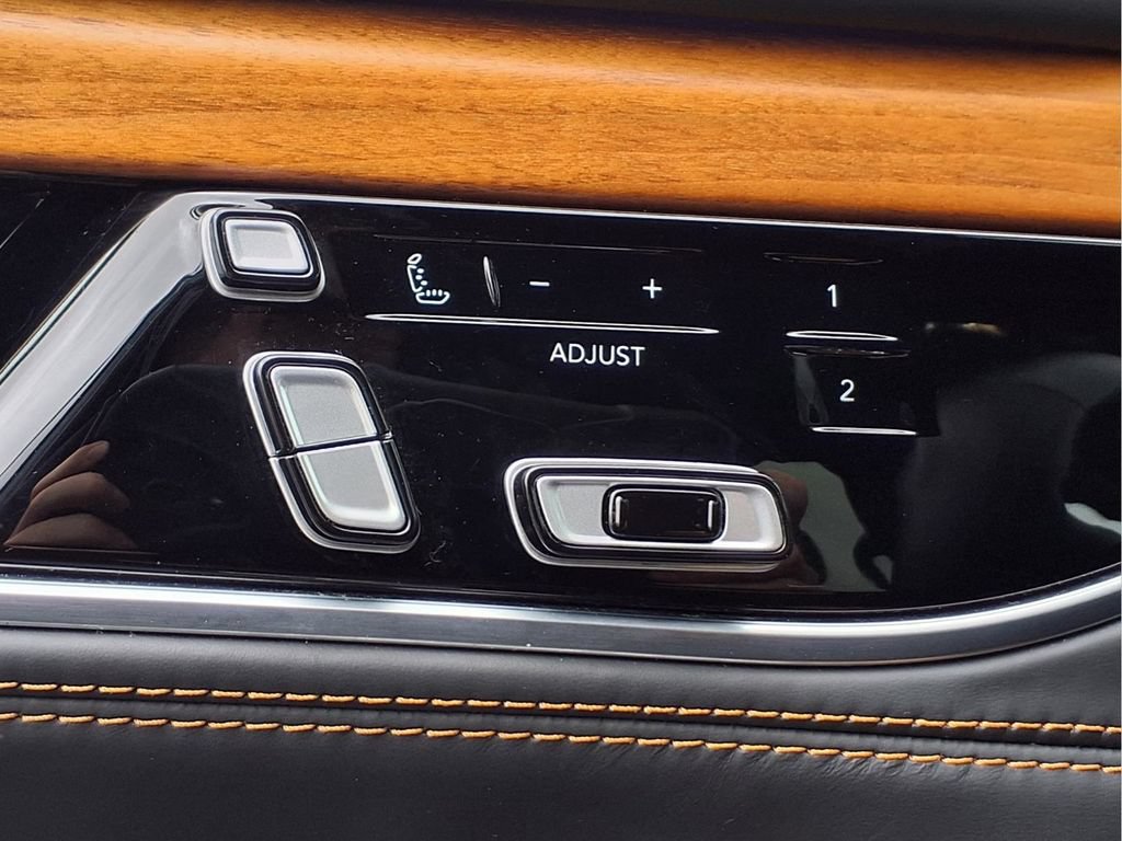Used 2024 Jeep Grand Wagoneer L Series III AWD/4WD image 18
