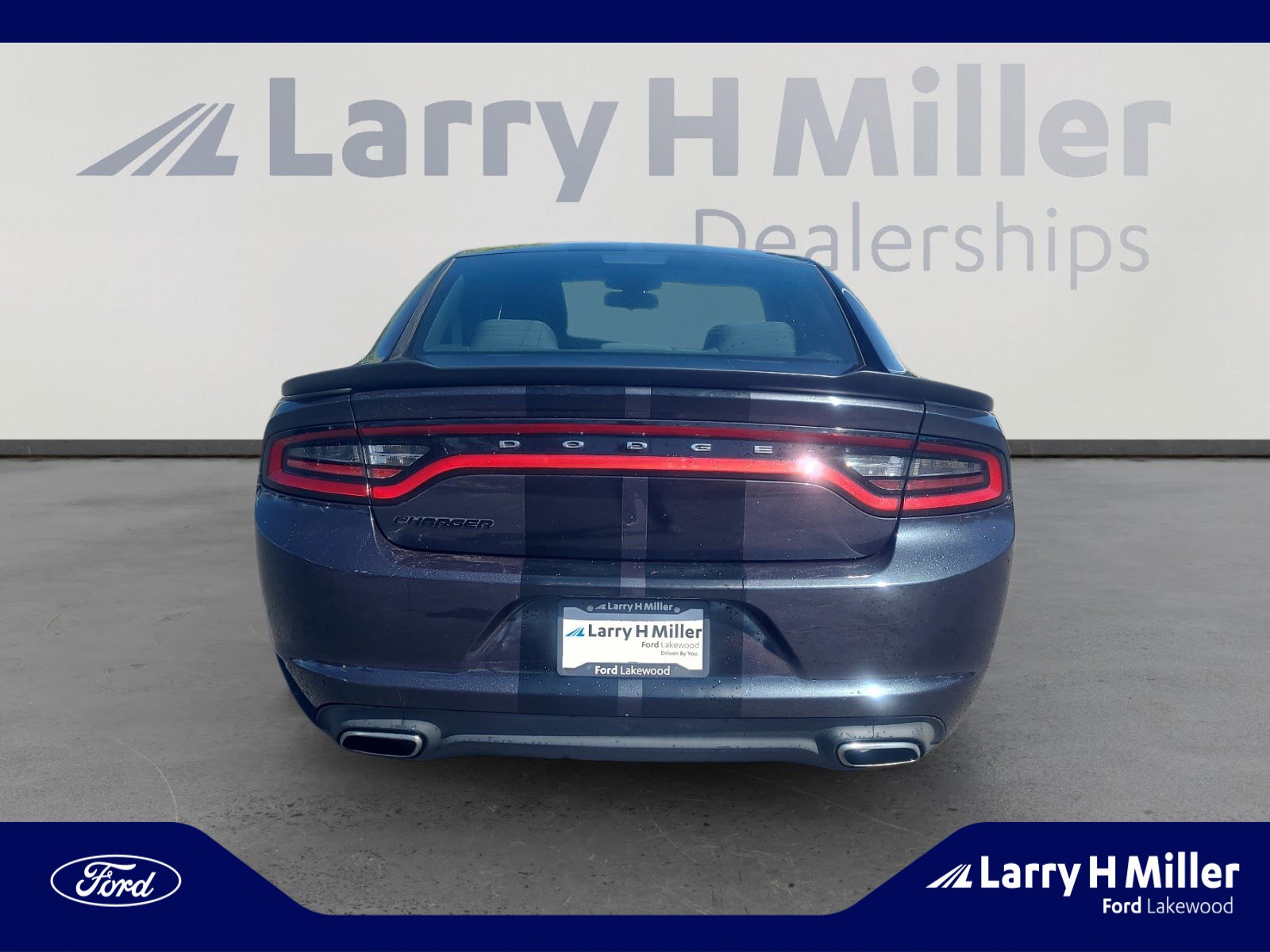 Used 2017 Dodge Charger SE w/ Blacktop Package image 4