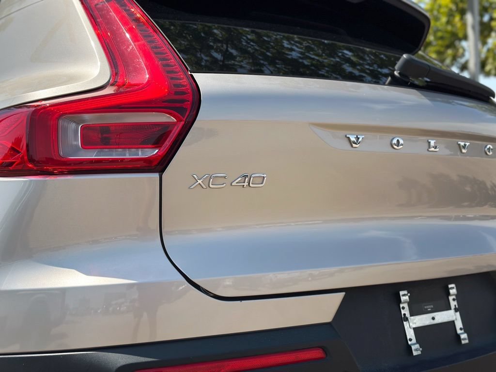 Used 2023 Volvo XC40 B5 Plus AWD/4WD image 5