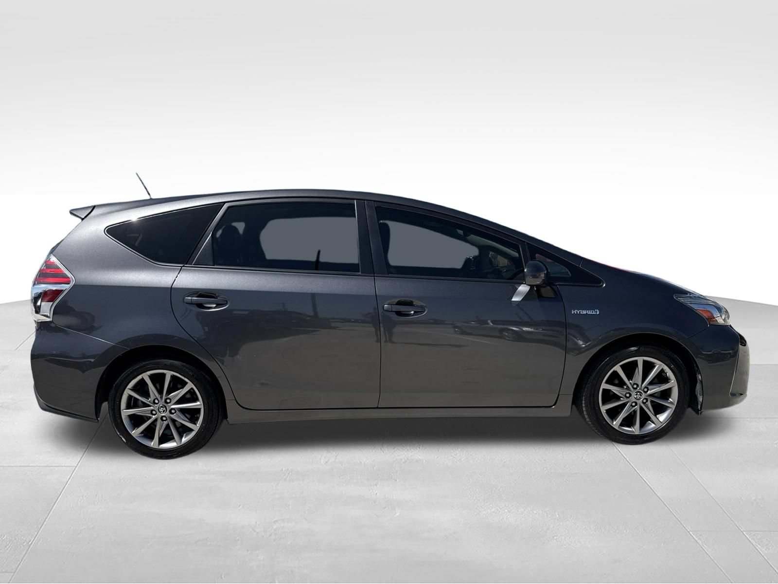 Used 2017 Toyota Prius V Five w/ Advanced Technology Package FWD image 4