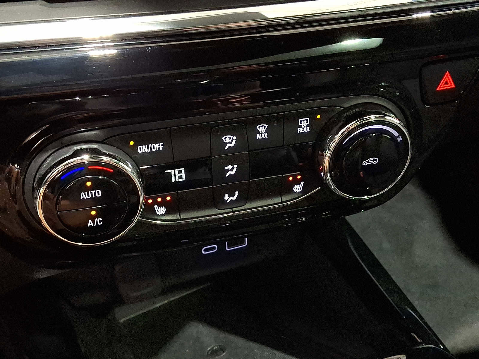 Used 2024 Chevrolet Trax RS w/ Sunroof Package image 16