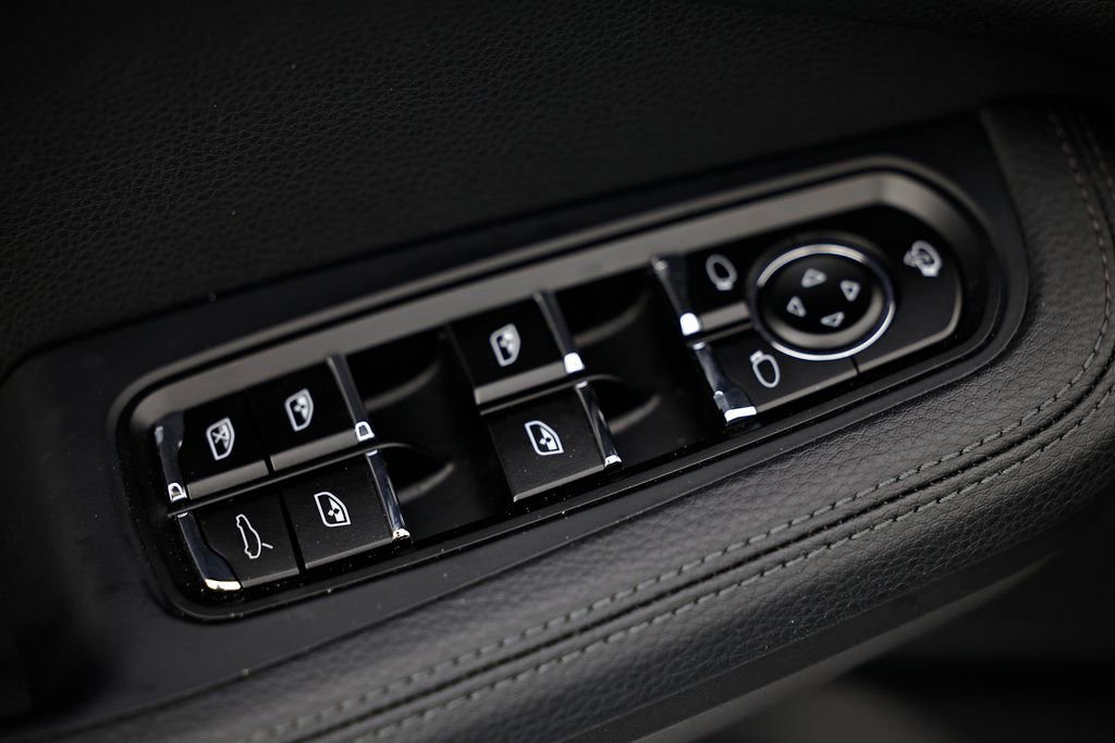 Certified 2025 Porsche Macan image 19