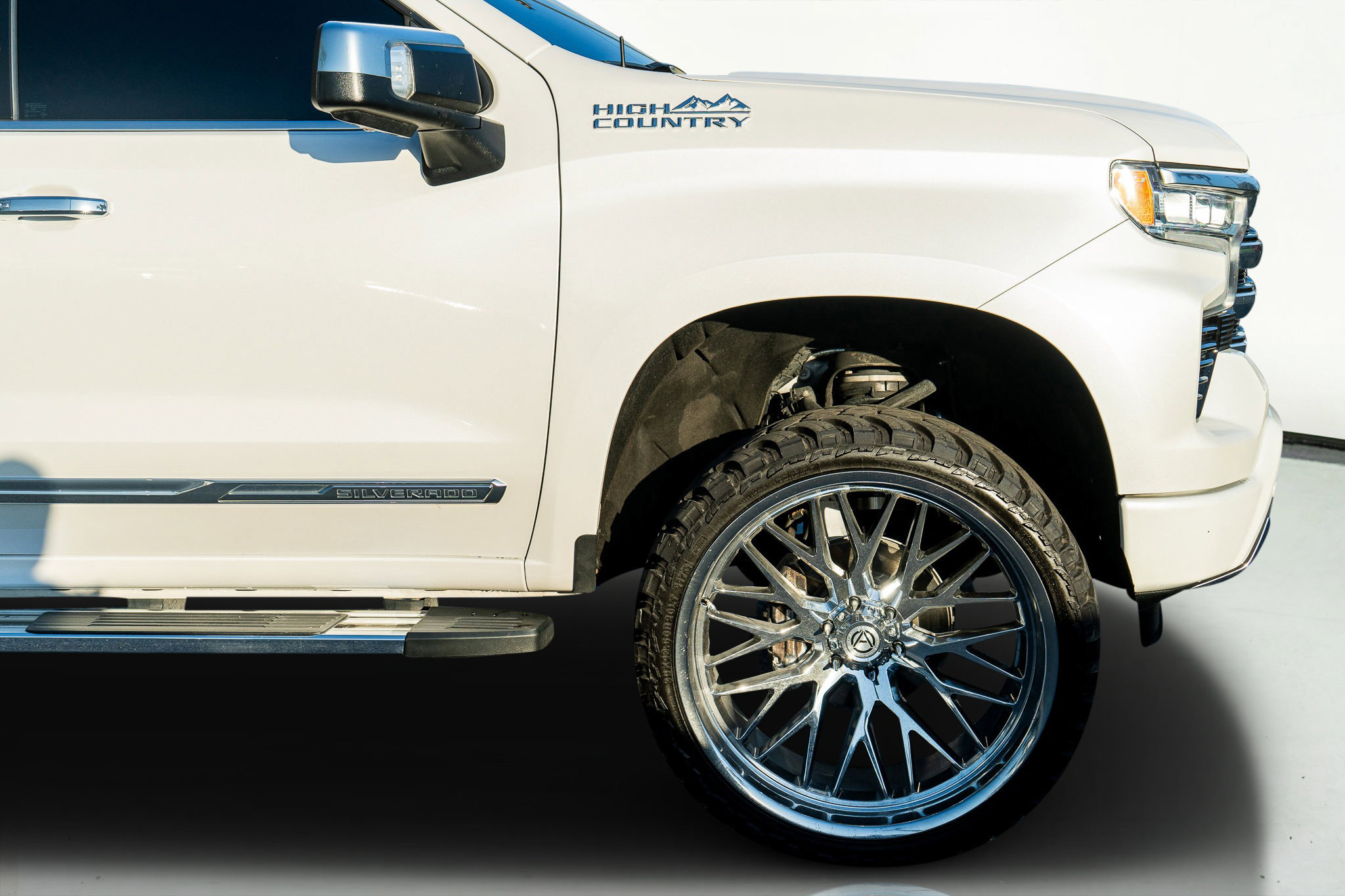 Used 2023 Chevrolet Silverado 1500 High Country w/ Technology Package image 6