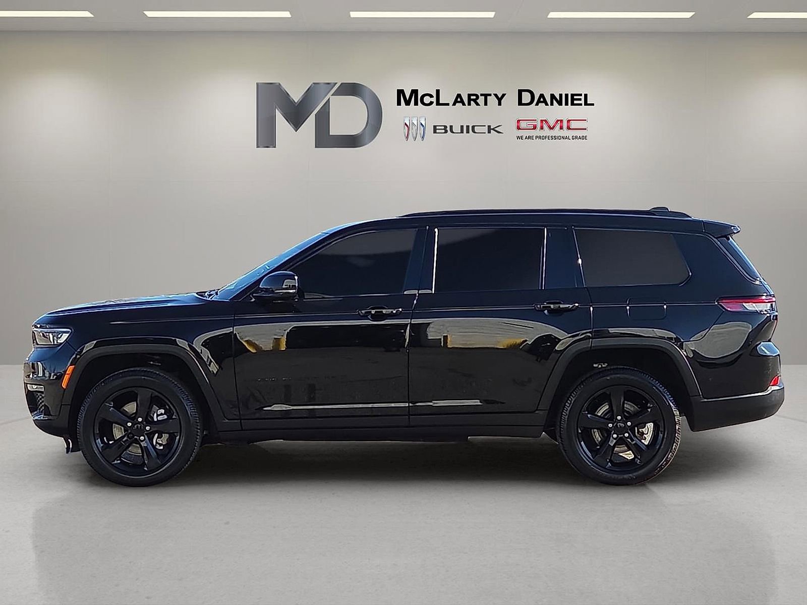 Used 2024 Jeep Grand Cherokee L Limited w/ Black Appearance Package image 3