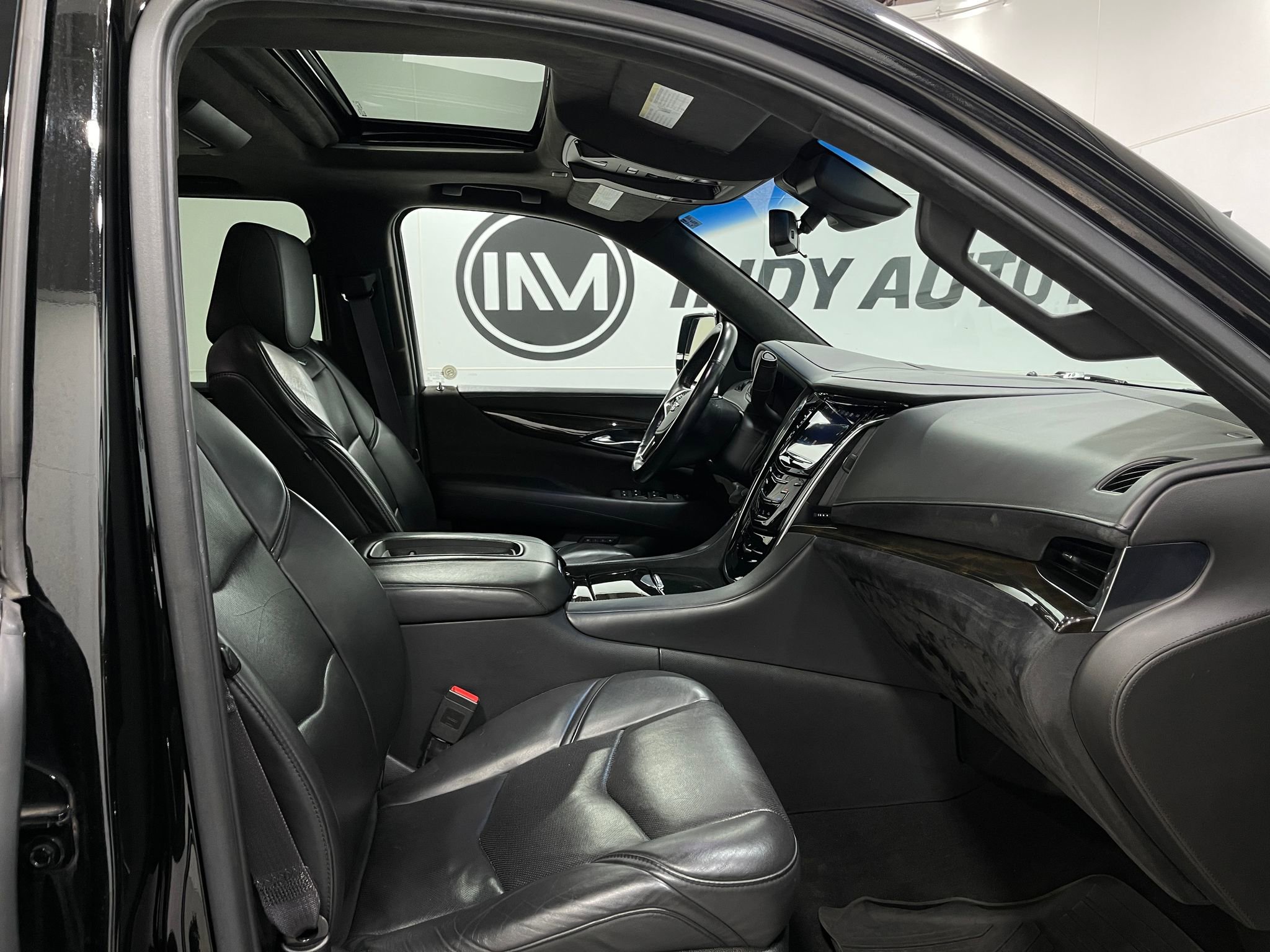 Used 2017 Cadillac Escalade ESV Platinum image 34